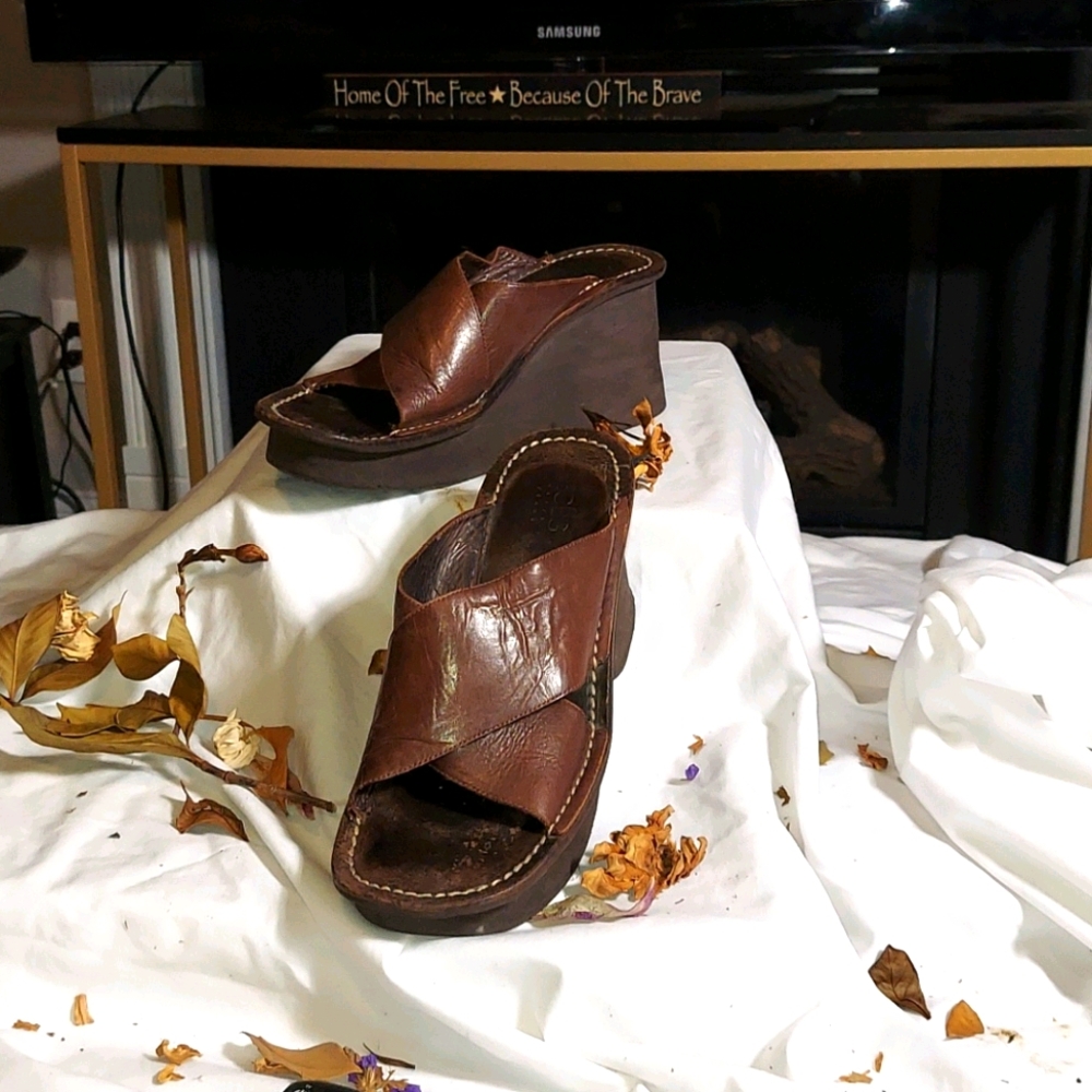 BCBG MAXAZARIA  brown leathers  platform sandals
